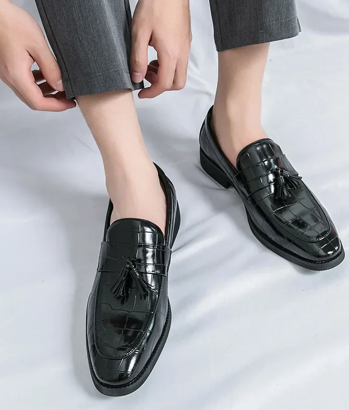 Men New Trend Fashion Loafers Casual Fashion Versatile Tassel Leather Business Dress Party Wedding Comfortable Walking Shoes